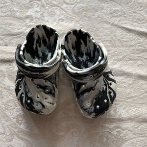 CROCS Kids classic Marbled Black and White Swirl